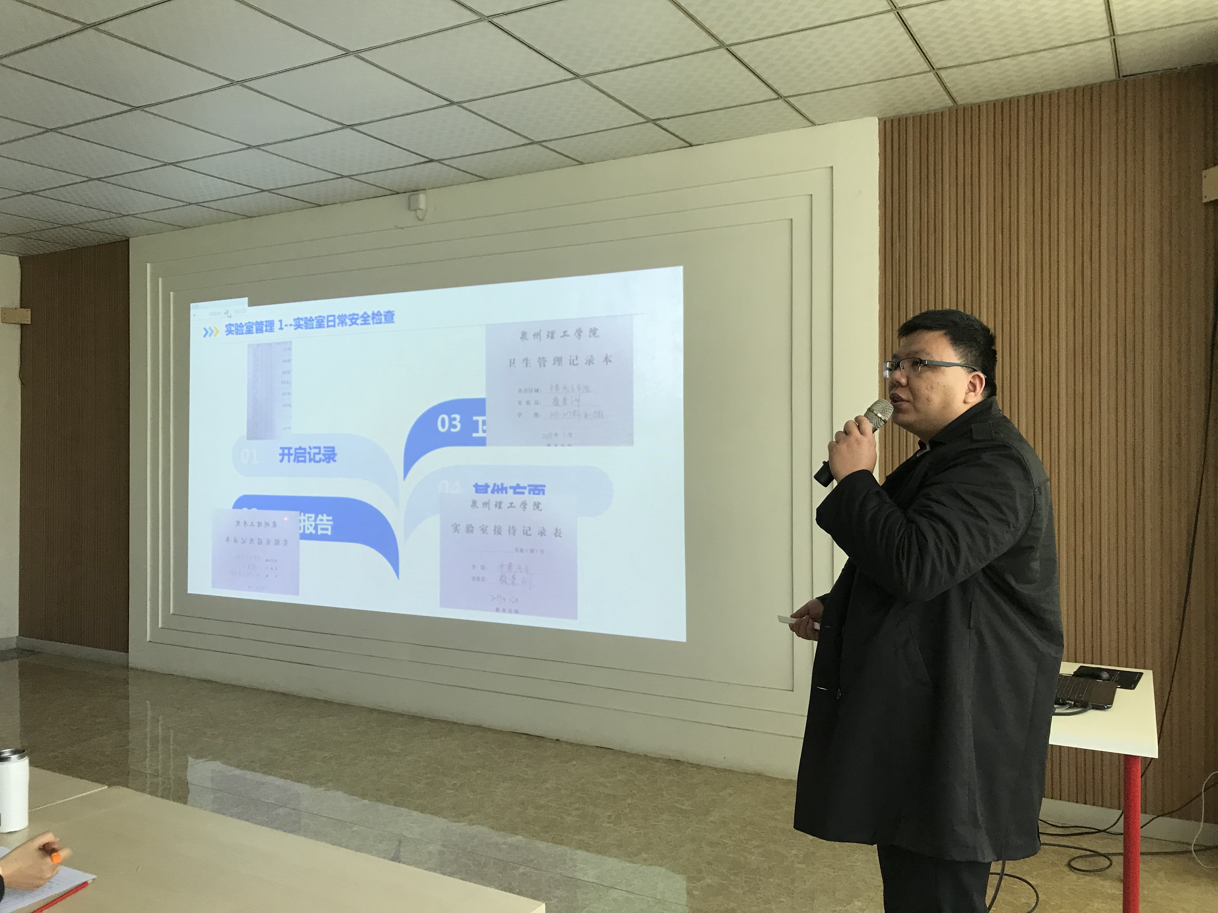 赖景湖老师述职.jpg 赖景湖老师述职.jpg