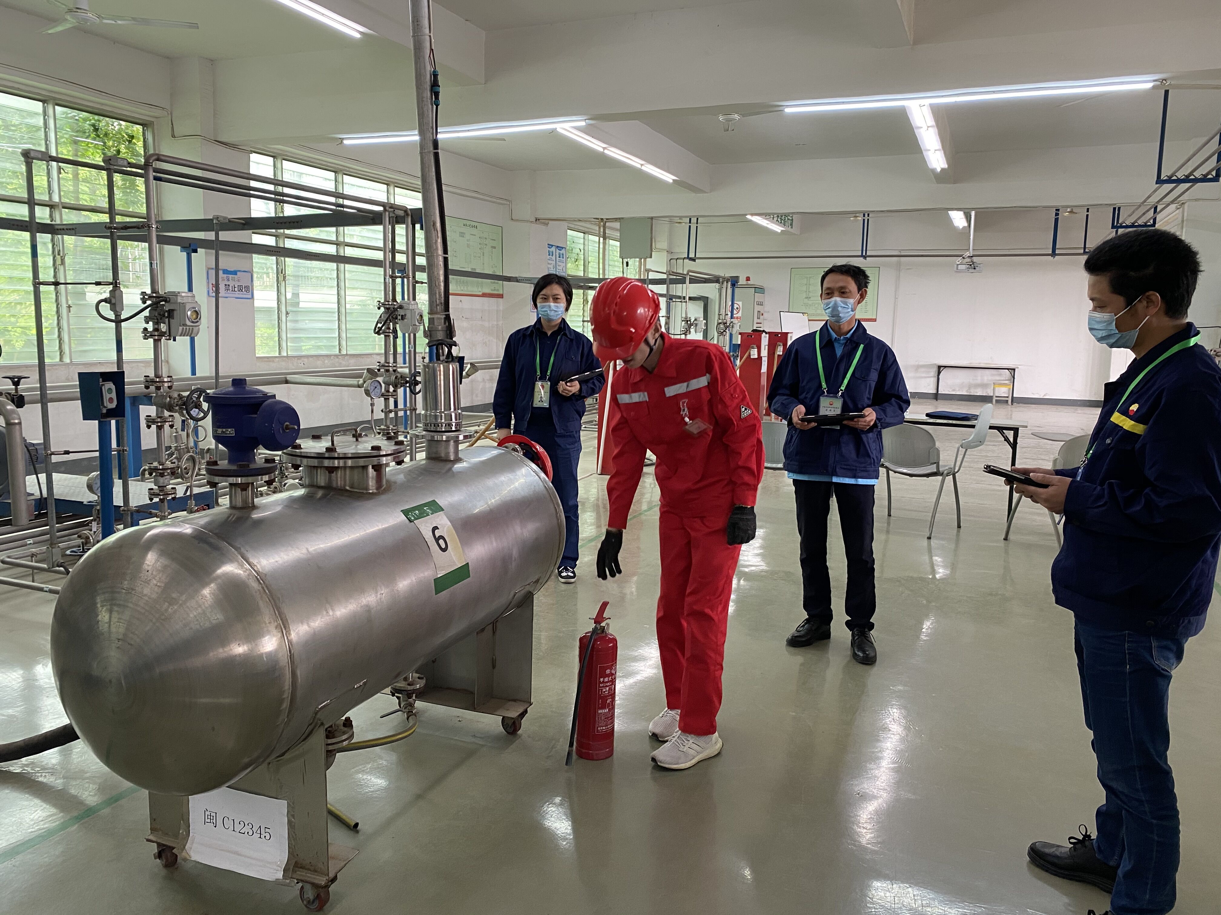 汽车罐车装车前检查考核.jpg 汽车罐车装车前检查考核.jpg